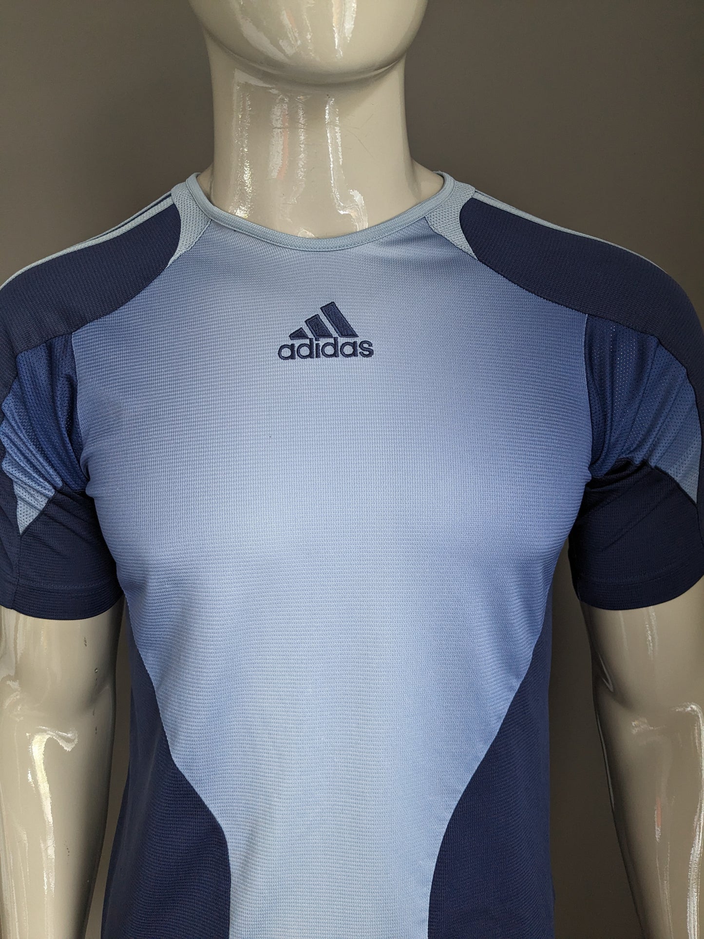Adidas sport shirt. Blauw gekleurd. Maat S.
