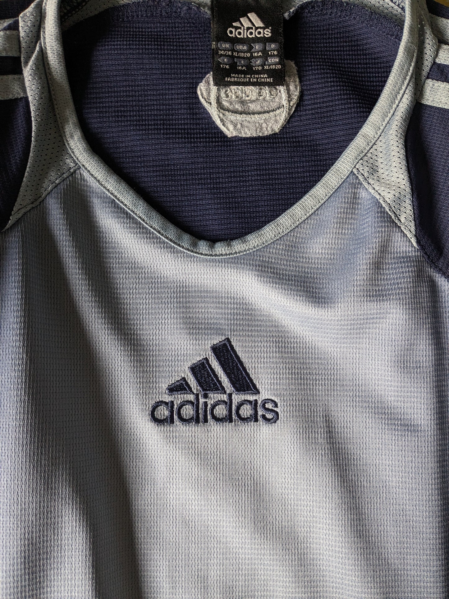 Camisa de Adidas Sport. Color azul. Tamaño S.