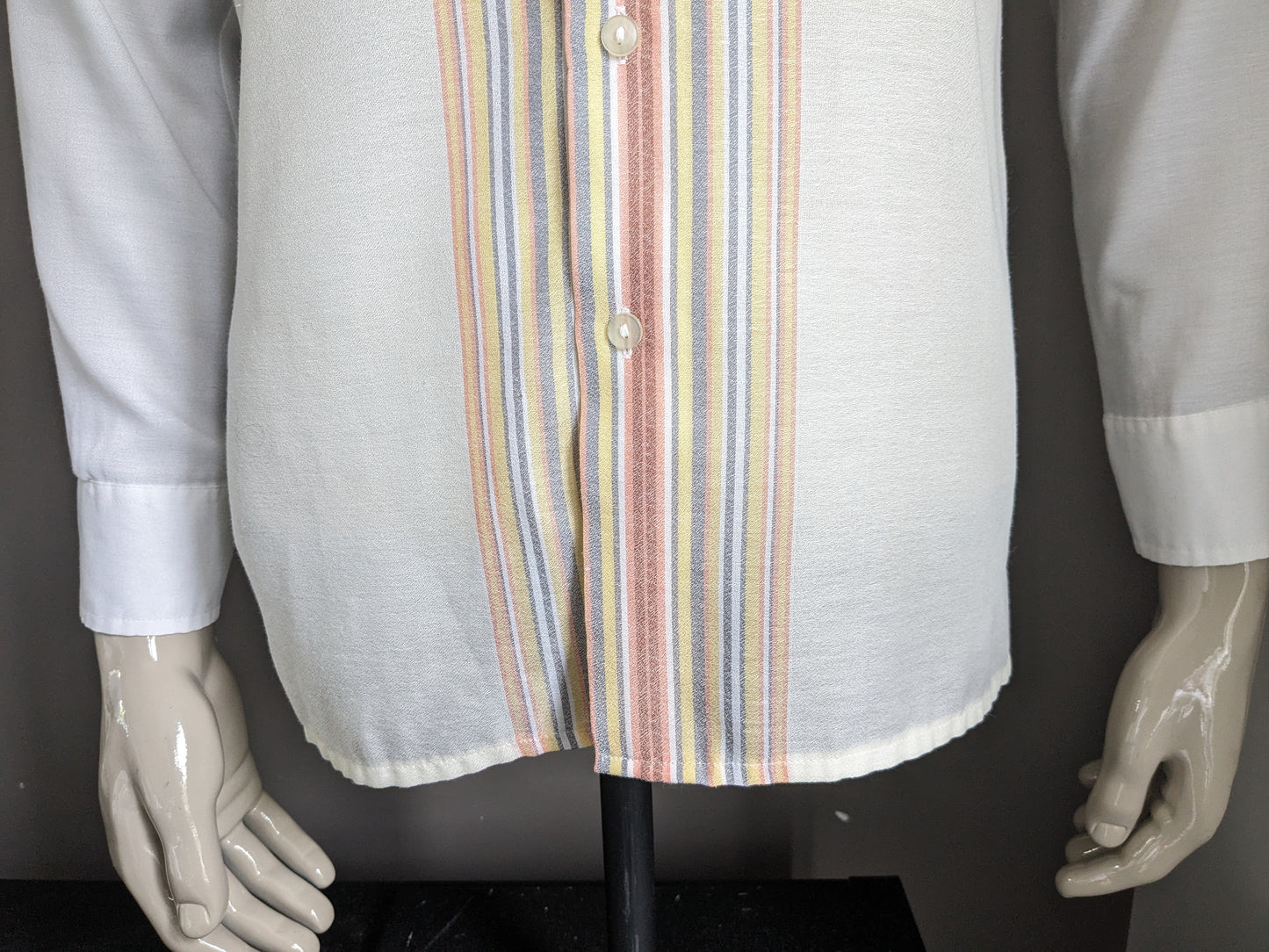 Chemise vintage des années 70 avec collier ponctuel. Colore rose gris jaune beige. Taille M.