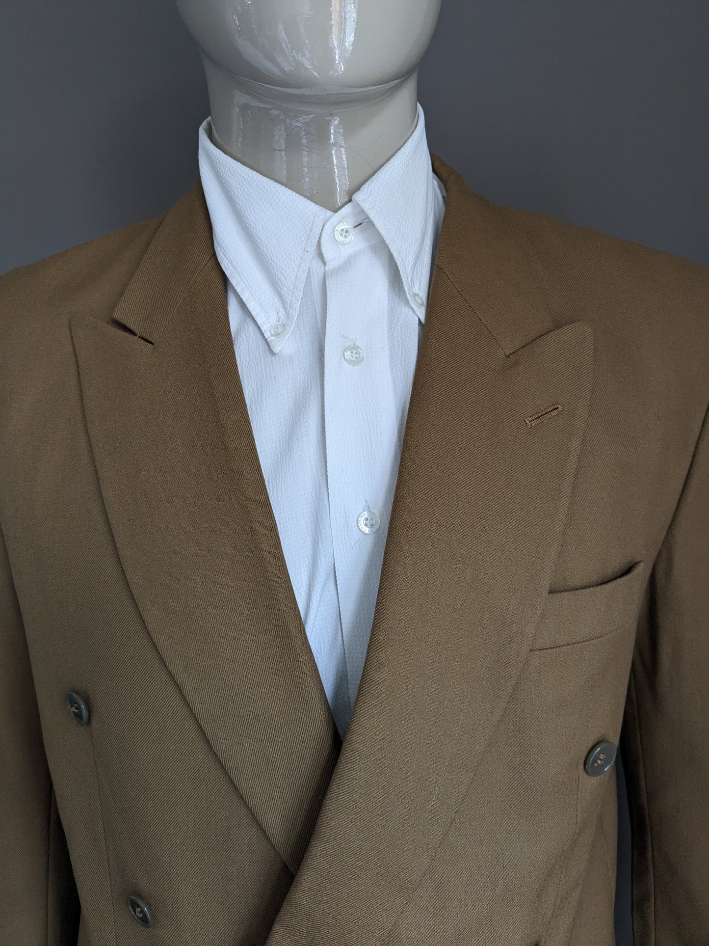 B choice: Vintage woolen Andrews & May Double Breasted jacket. Light brown colored. Size 49 (m).