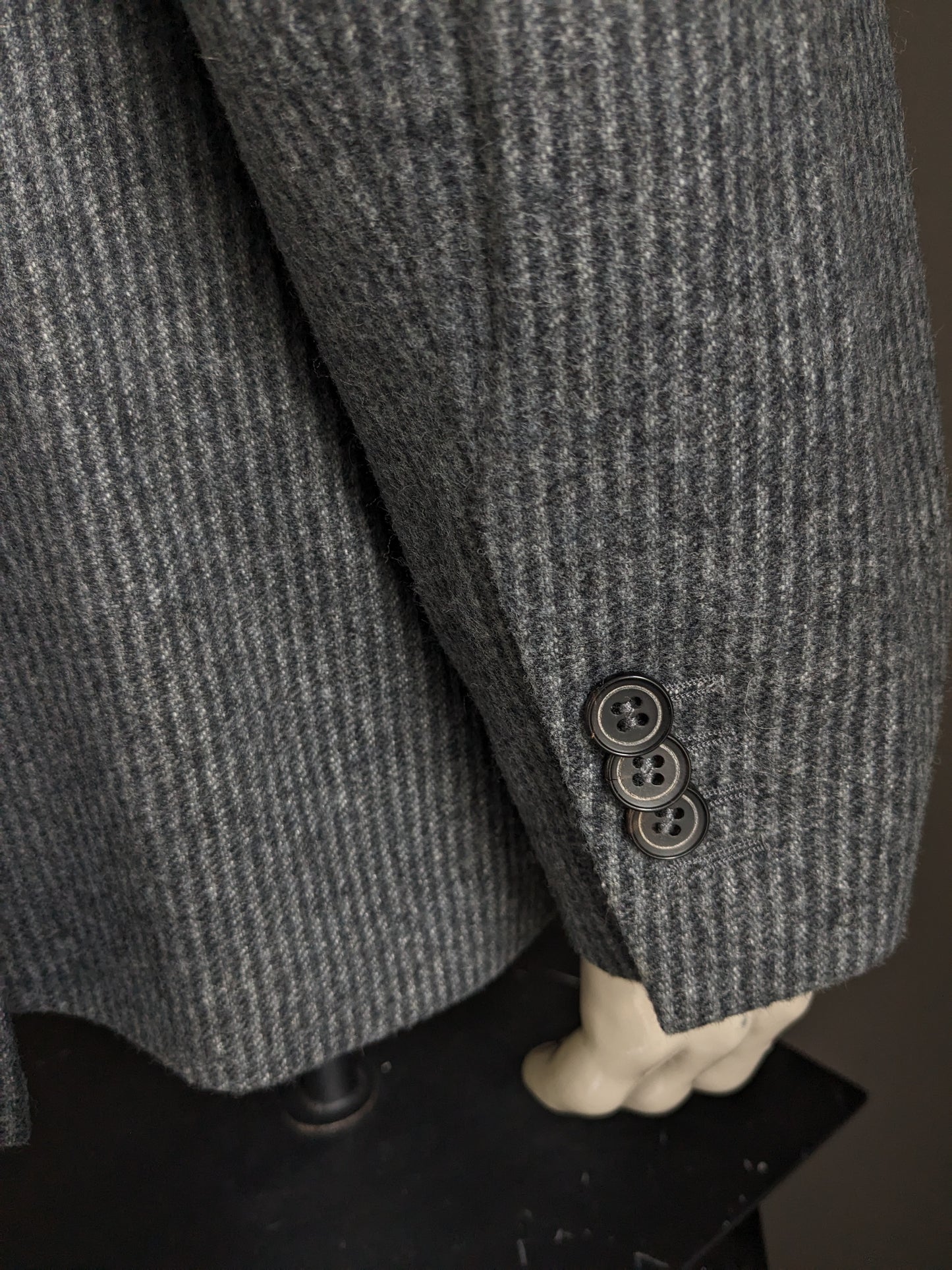 Veste en laine de pierres. Rayé gris. Taille 52 / L. 65% de laine.