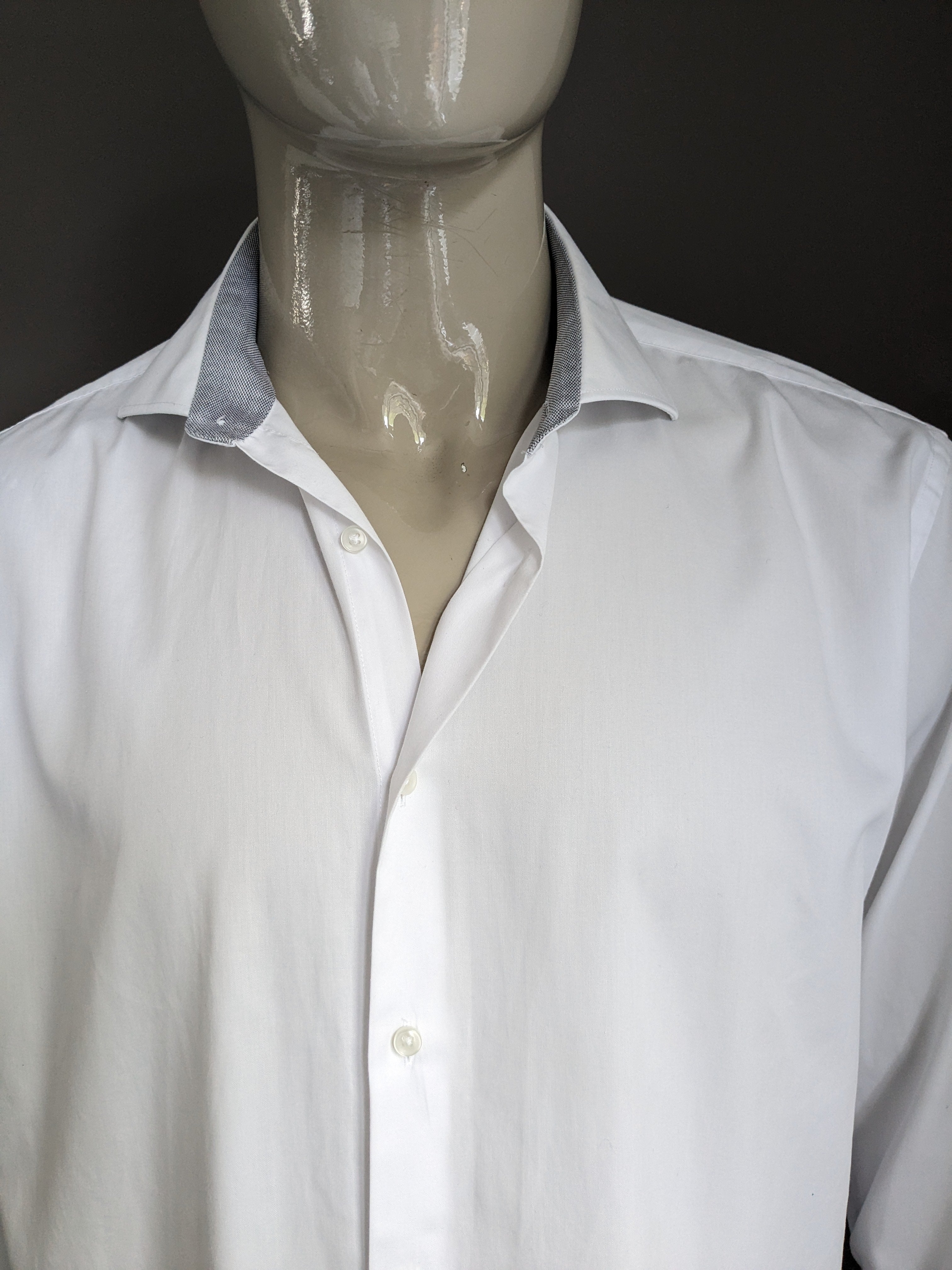 Blumfontain shirt. White. Size XL XXL