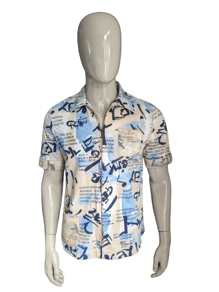 Vintage-Shirt mit kurzen Ärmeln und Reißverschluss. Beigeblauer Druck mit Mesh-Applikationen. Größe L.