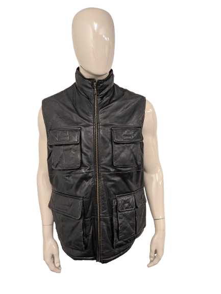 Leren licht gevoerde bodywarmer met veel zakken. Zwart gekleurd. Maat 2XL / XXL.