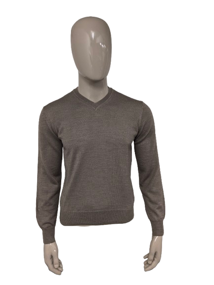 Meyer & Meyer Wollpullover mit V-Ausschnitt. Hellbraun gefärbt. Größe M. 50 % Wolle.