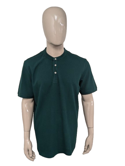 Wir modisches Polo mit Farmer-/Mao-/Farmer-Kragen. Dunkelgrün gefärbt. Größe 2XL / XXL.