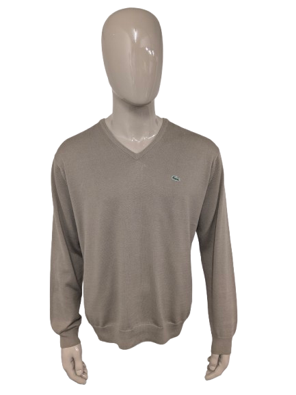 Lässiger Lacoste-Pullover mit V-Ausschnitt. Hellbraun gefärbt. Größe 2XL / XXL.