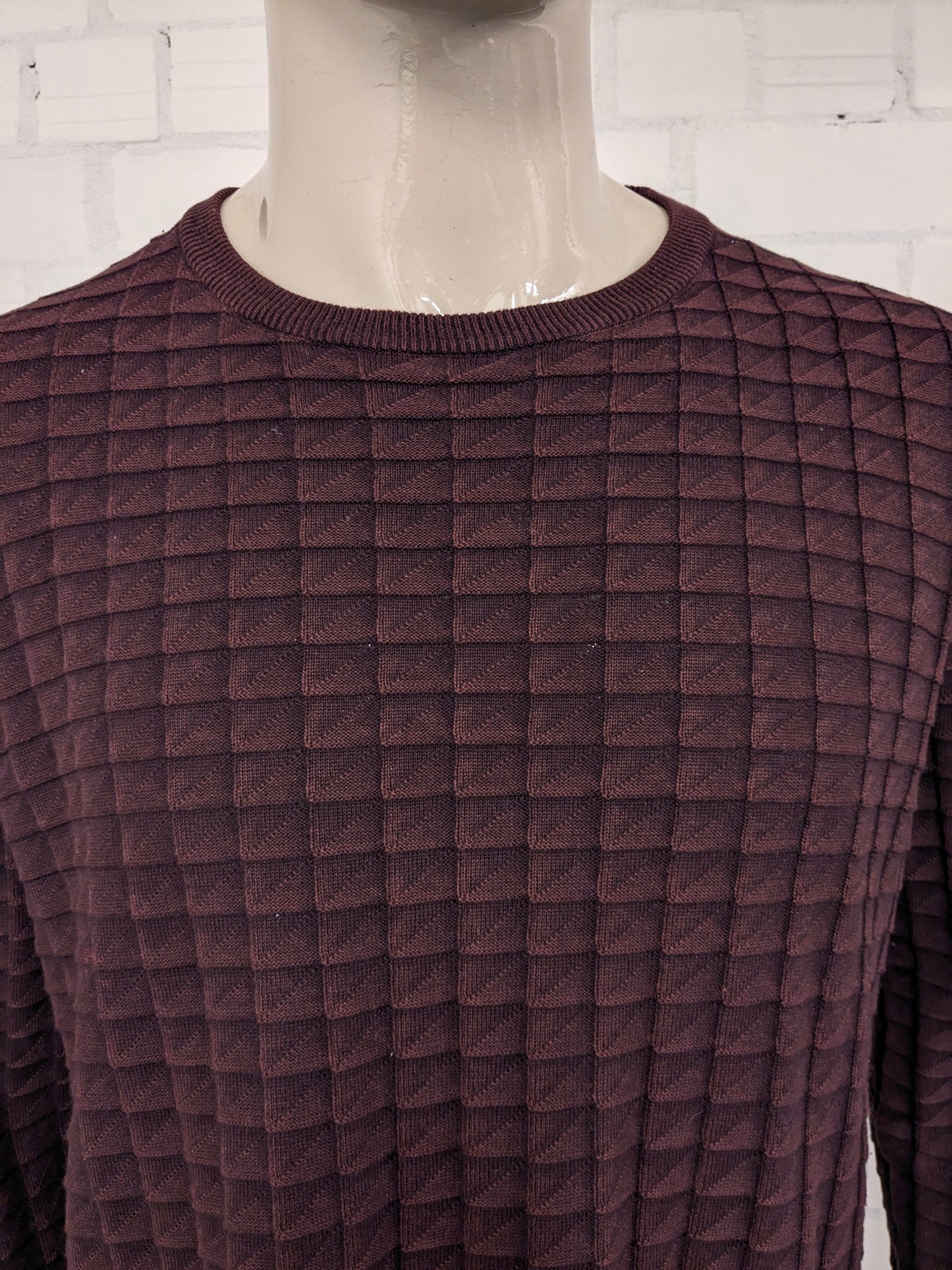 No excess casual sweater. Bordeaux mixed with tangible motif. Size XL.