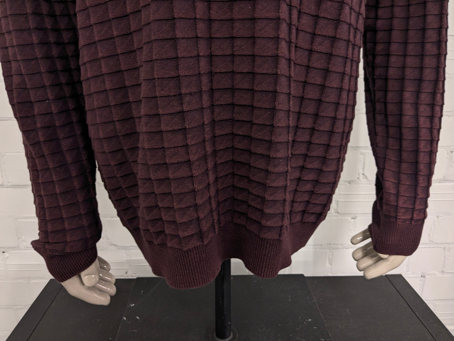 No excess casual sweater. Bordeaux mixed with tangible motif. Size XL.