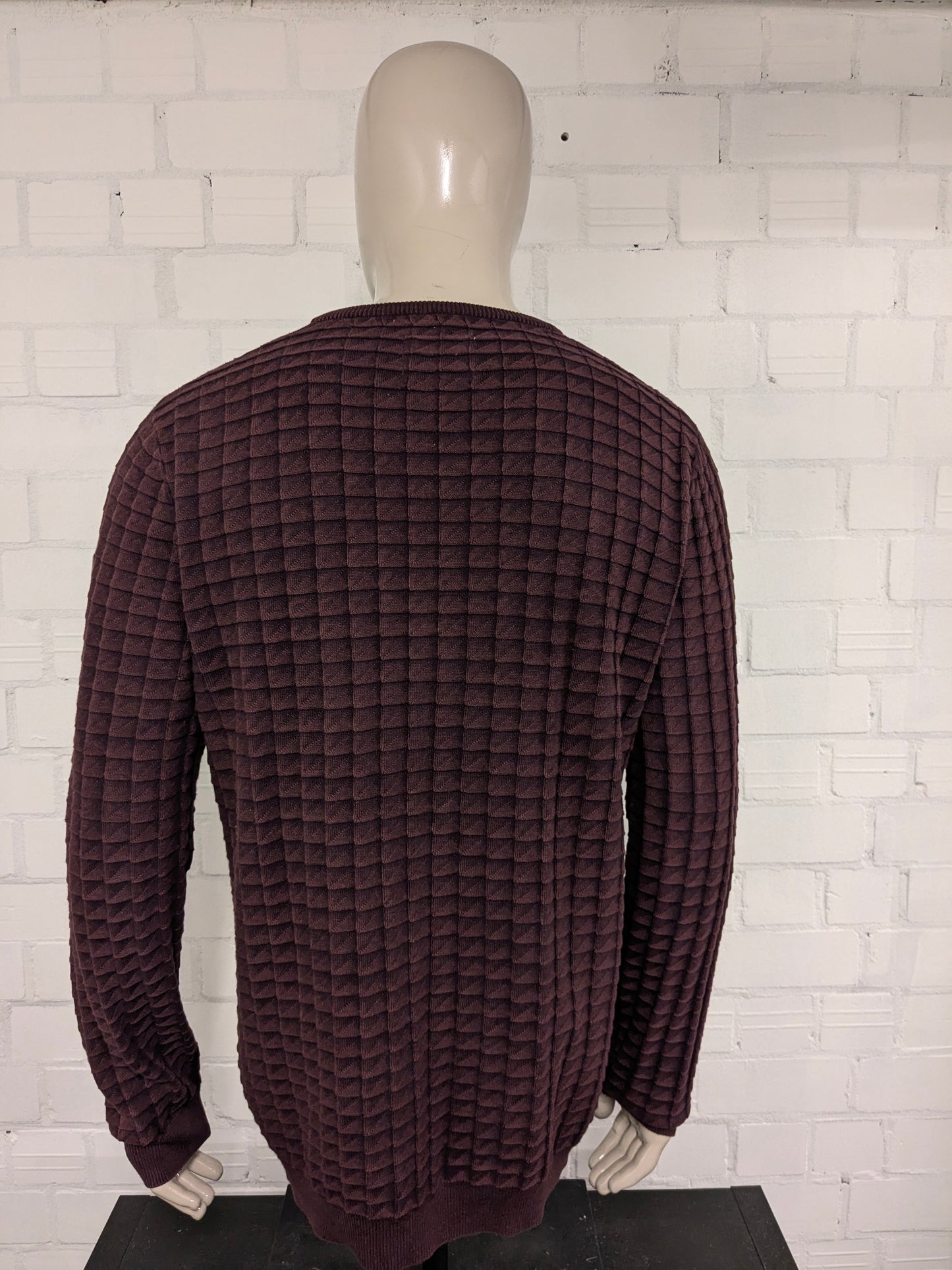 No excess casual sweater. Bordeaux mixed with tangible motif. Size XL.