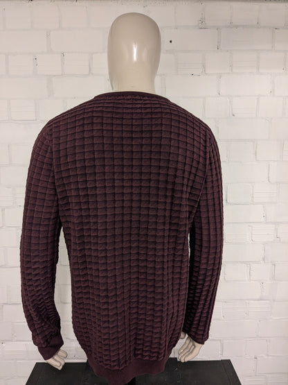 No excess casual sweater. Bordeaux mixed with tangible motif. Size XL.