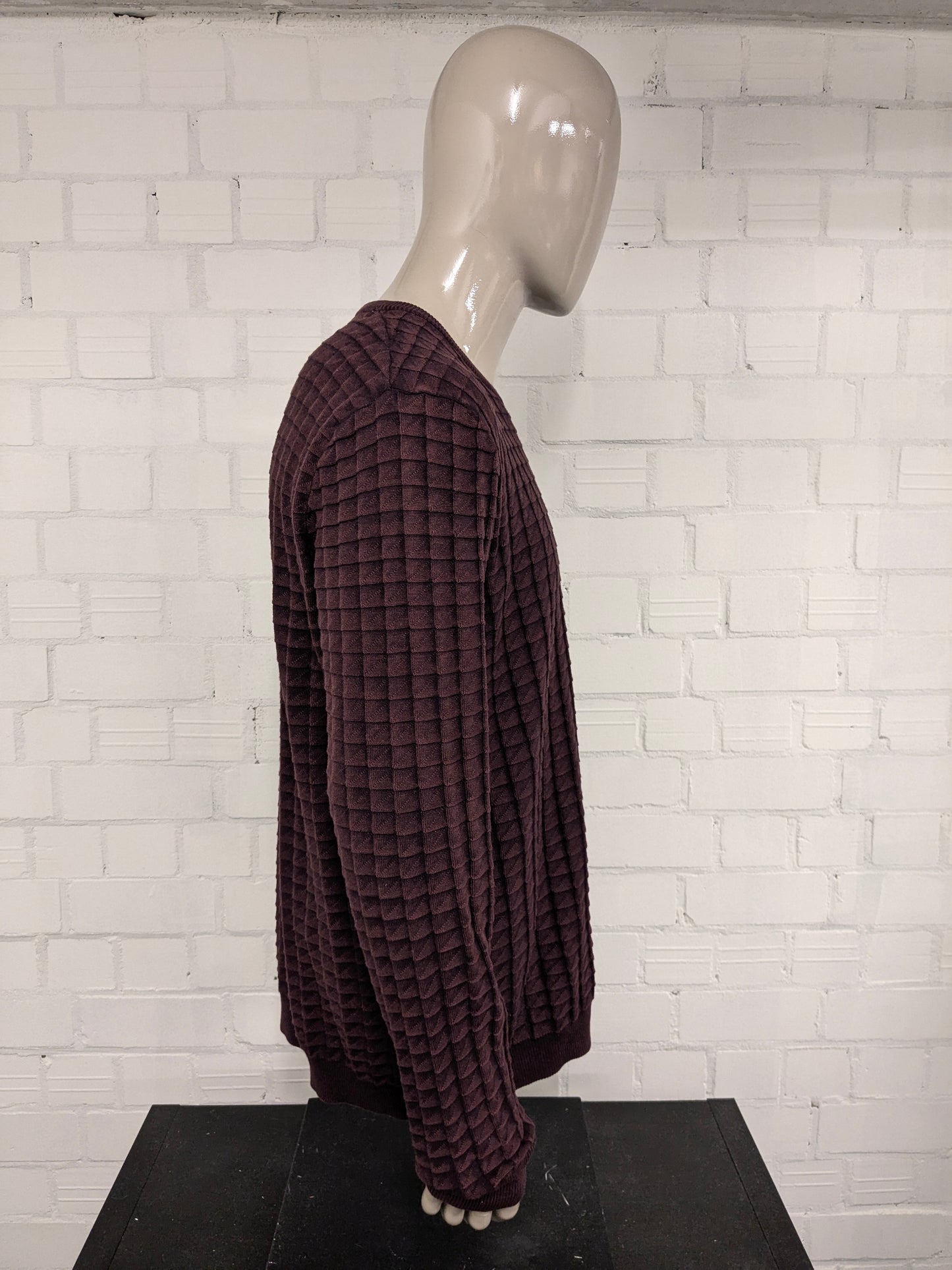 No excess casual sweater. Bordeaux mixed with tangible motif. Size XL.