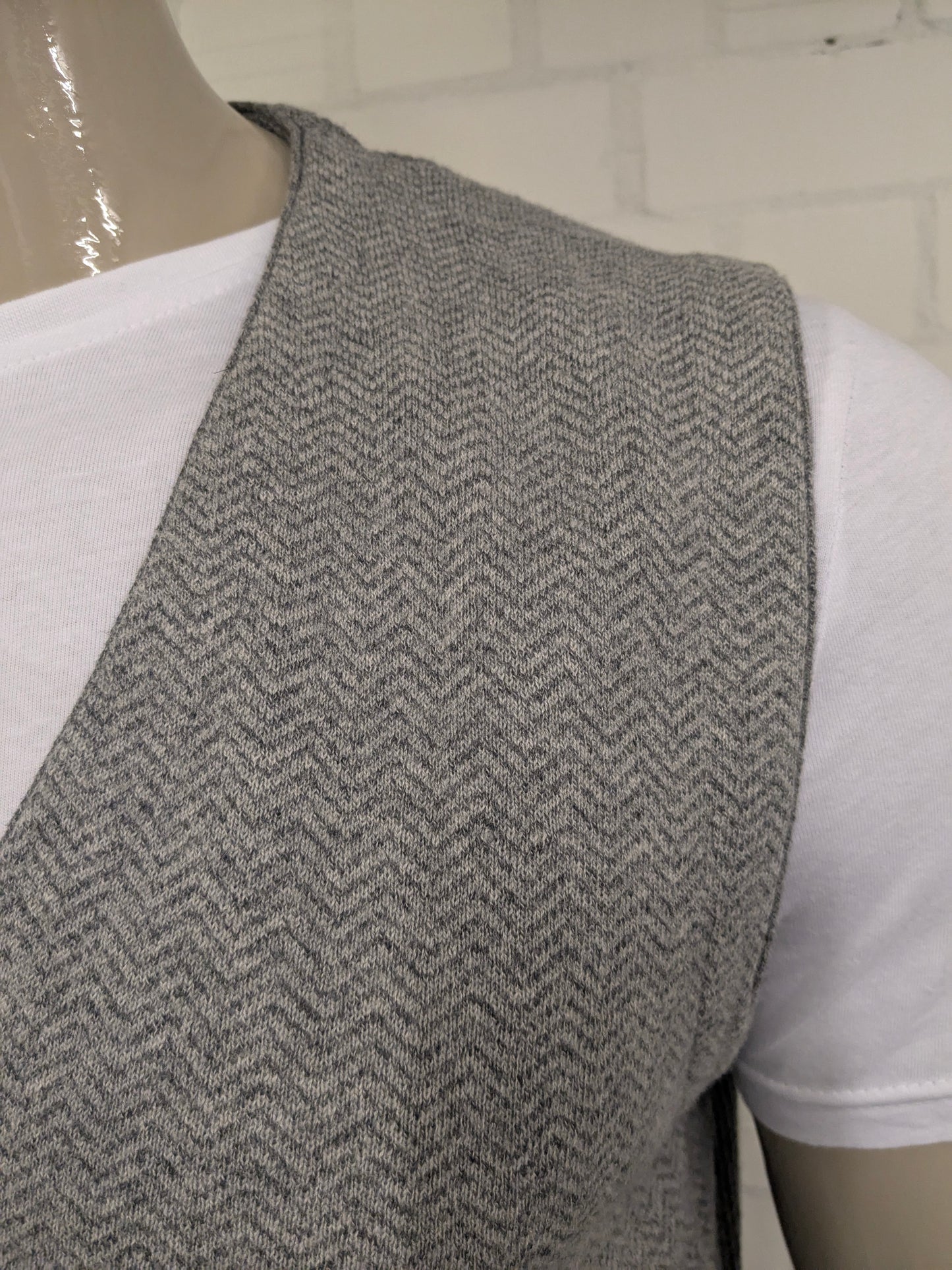 Jackett & Sons gilet. Grijs motief. Maat L.