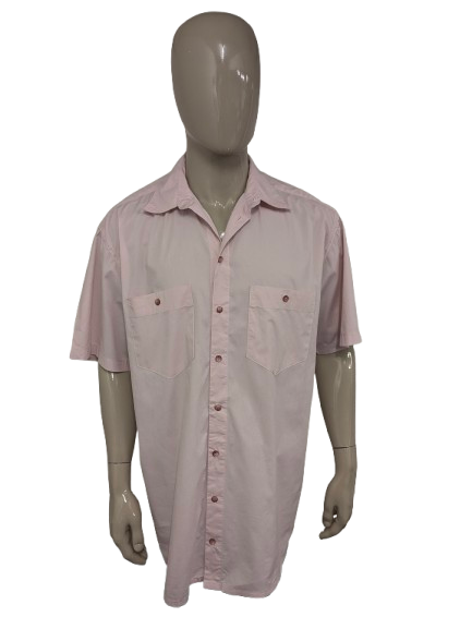 Chemise à manches courtes sans marque. De couleur rose clair. Taille 2XL/XXL.
