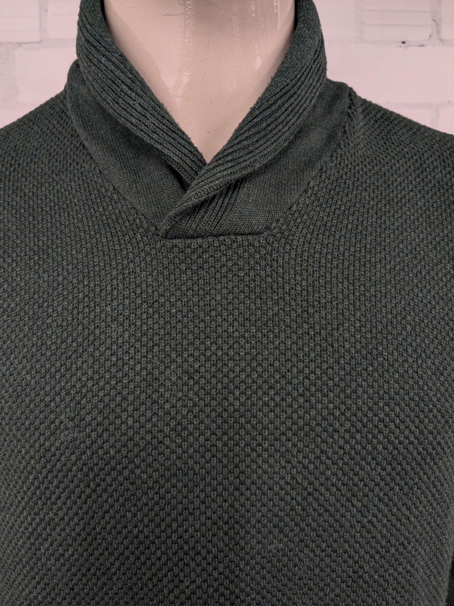 Forunato trui met sportieve col. Donker Groen voelbaar motief. Maat 2XL / XL.