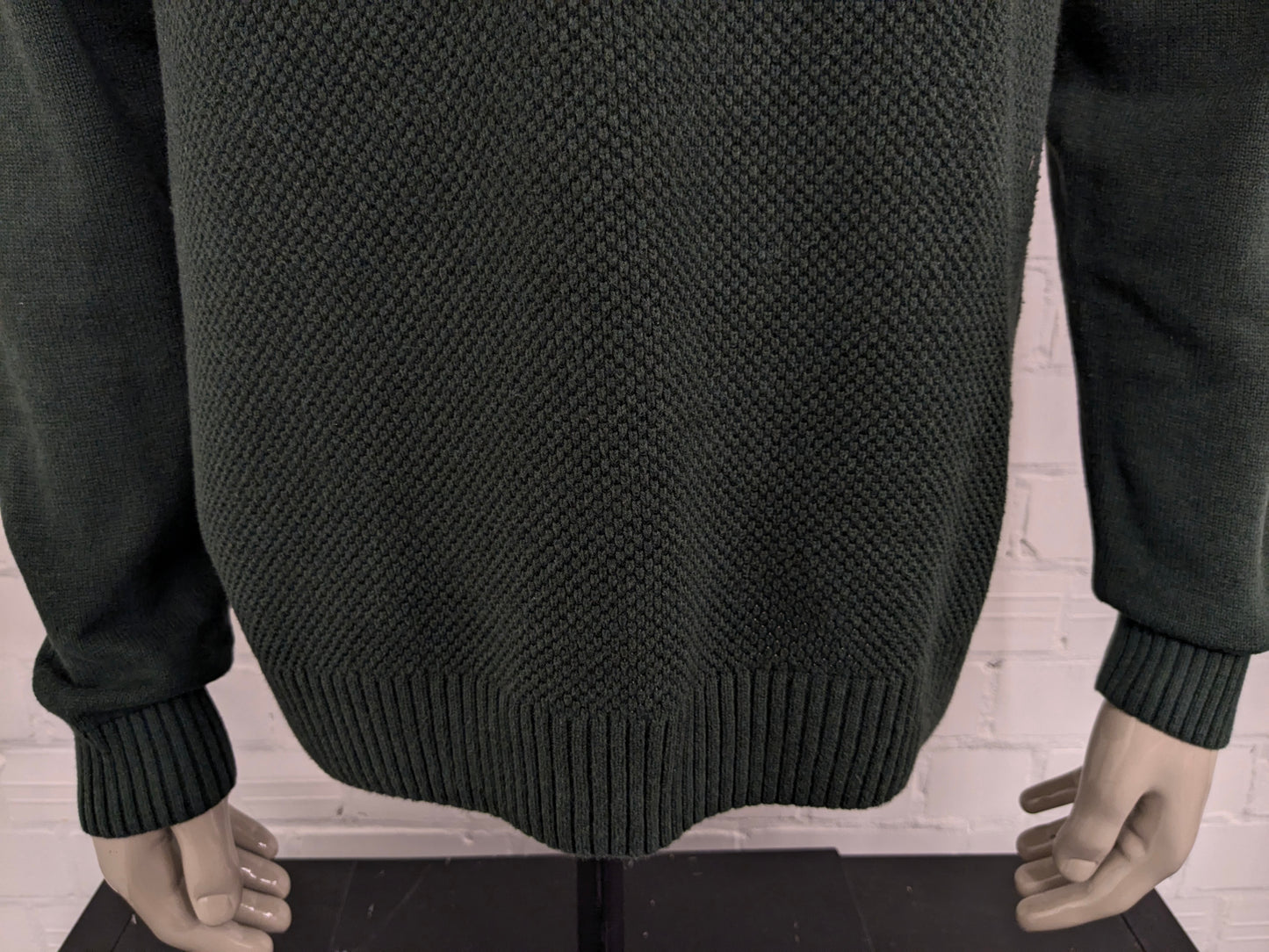 Forunato trui met sportieve col. Donker Groen voelbaar motief. Maat 2XL / XL.