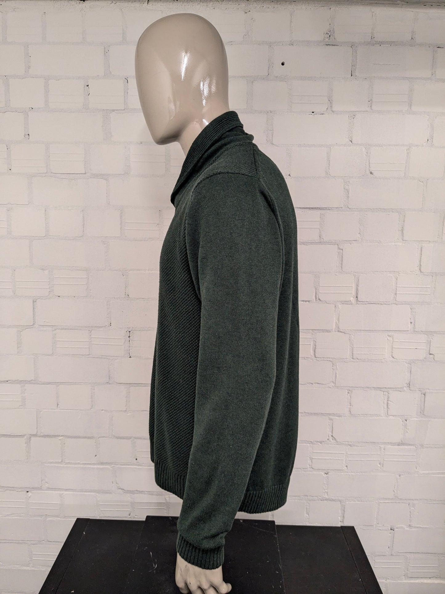 Forunato trui met sportieve col. Donker Groen voelbaar motief. Maat 2XL / XL.