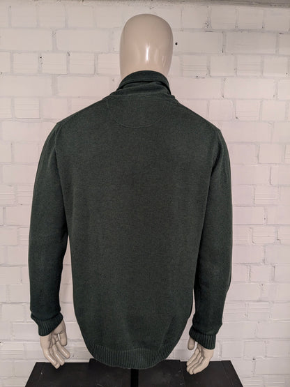 Forunato trui met sportieve col. Donker Groen voelbaar motief. Maat 2XL / XL.