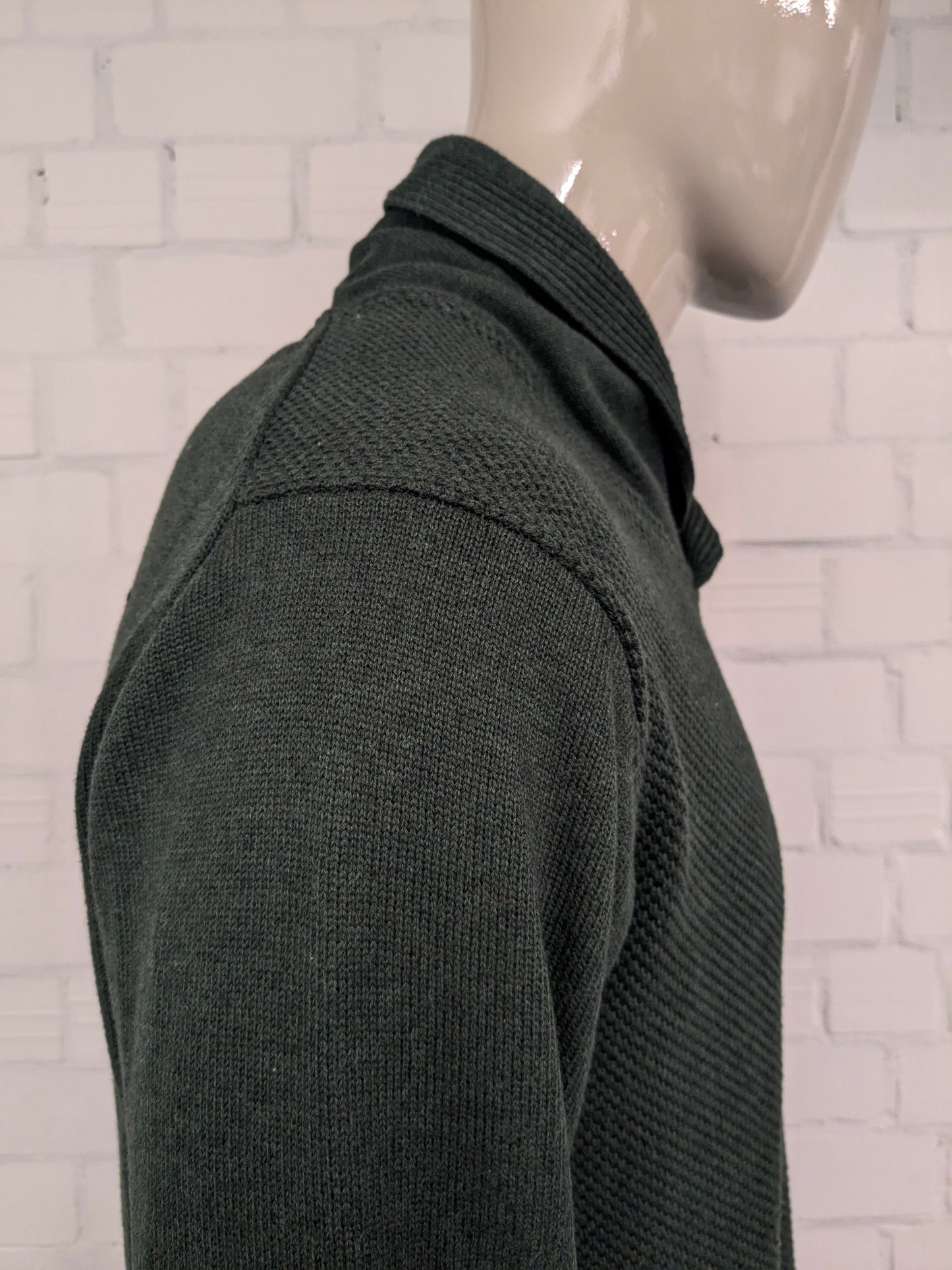 Forunato trui met sportieve col. Donker Groen voelbaar motief. Maat 2XL / XL.