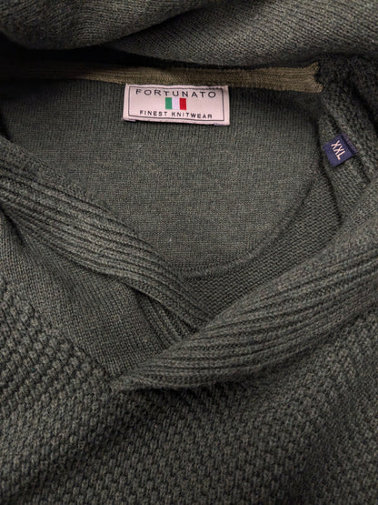Forunato trui met sportieve col. Donker Groen voelbaar motief. Maat 2XL / XL.