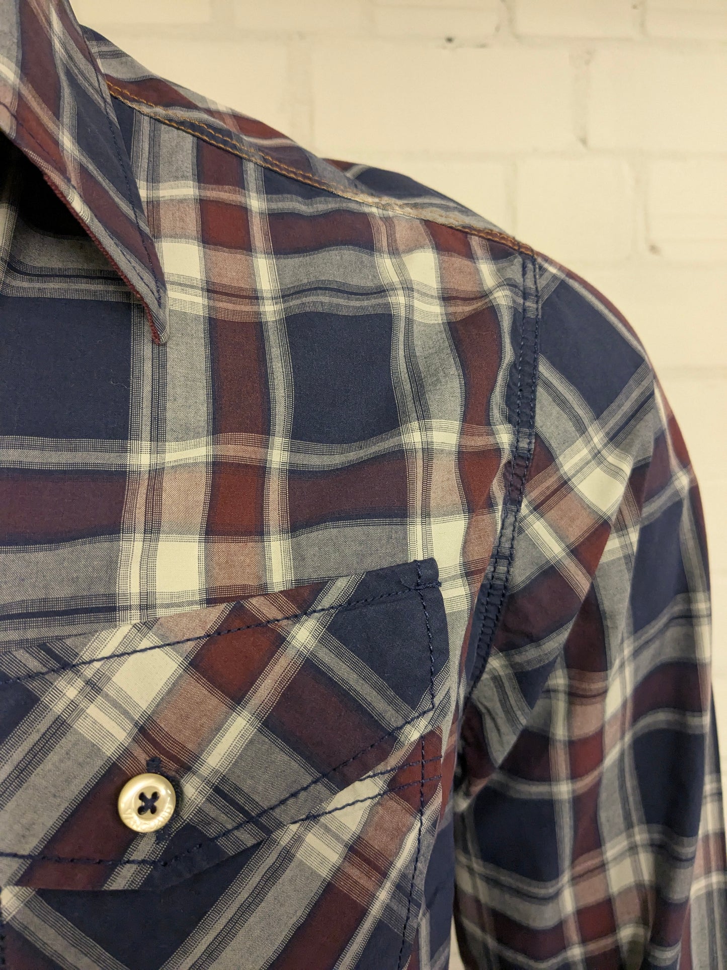 Camicia d'avanguardia. Bordeaux Blue controllato. Taglia L.