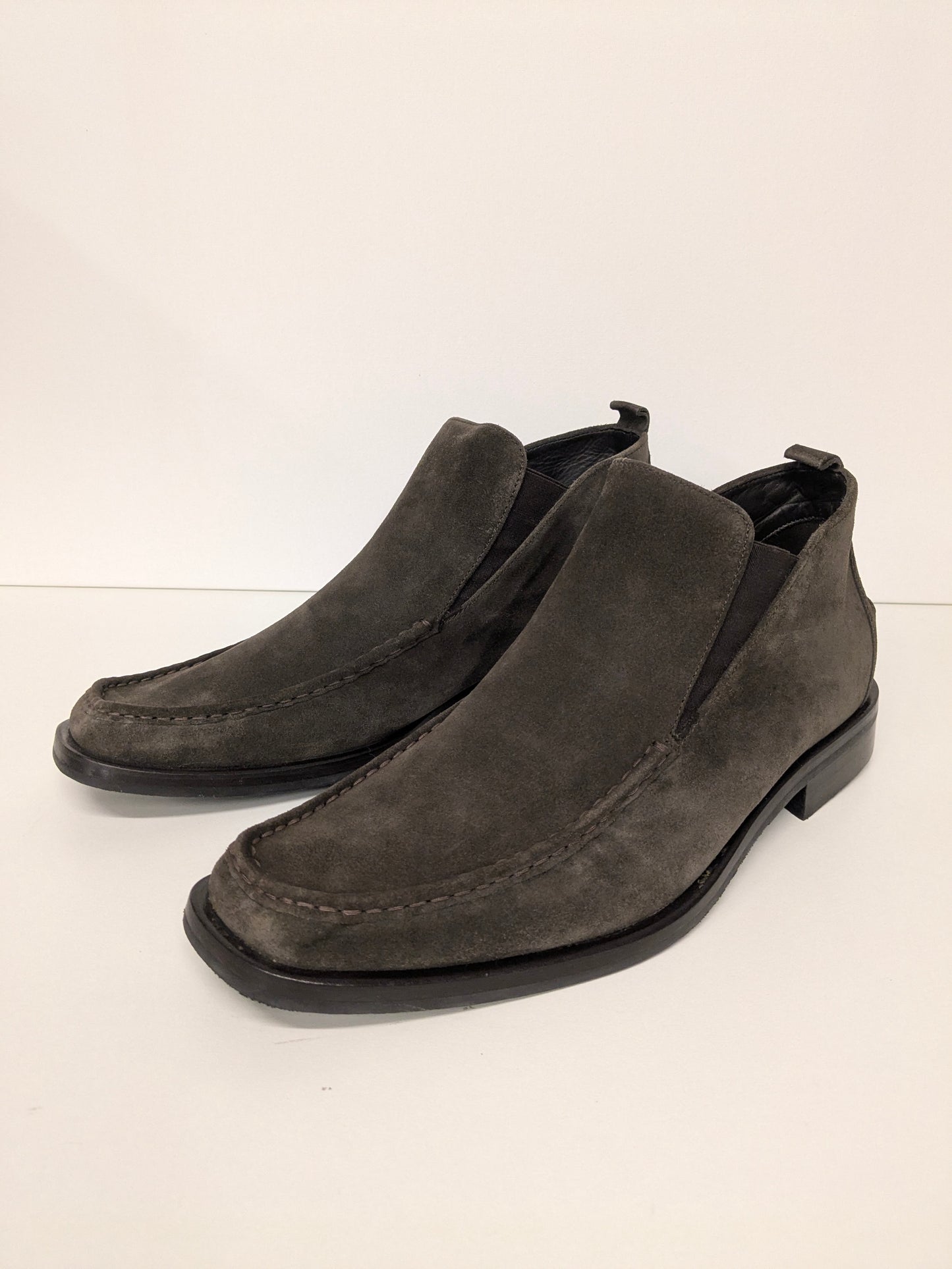 Botas de tobillo de cuero Hugo Boss. Color gris oscuro. Tamaño 42.