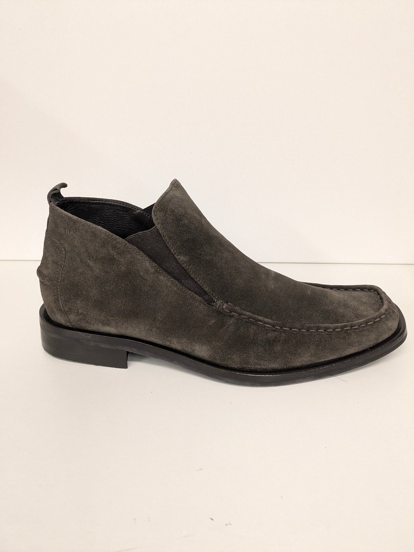 Botas de tobillo de cuero Hugo Boss. Color gris oscuro. Tamaño 42.
