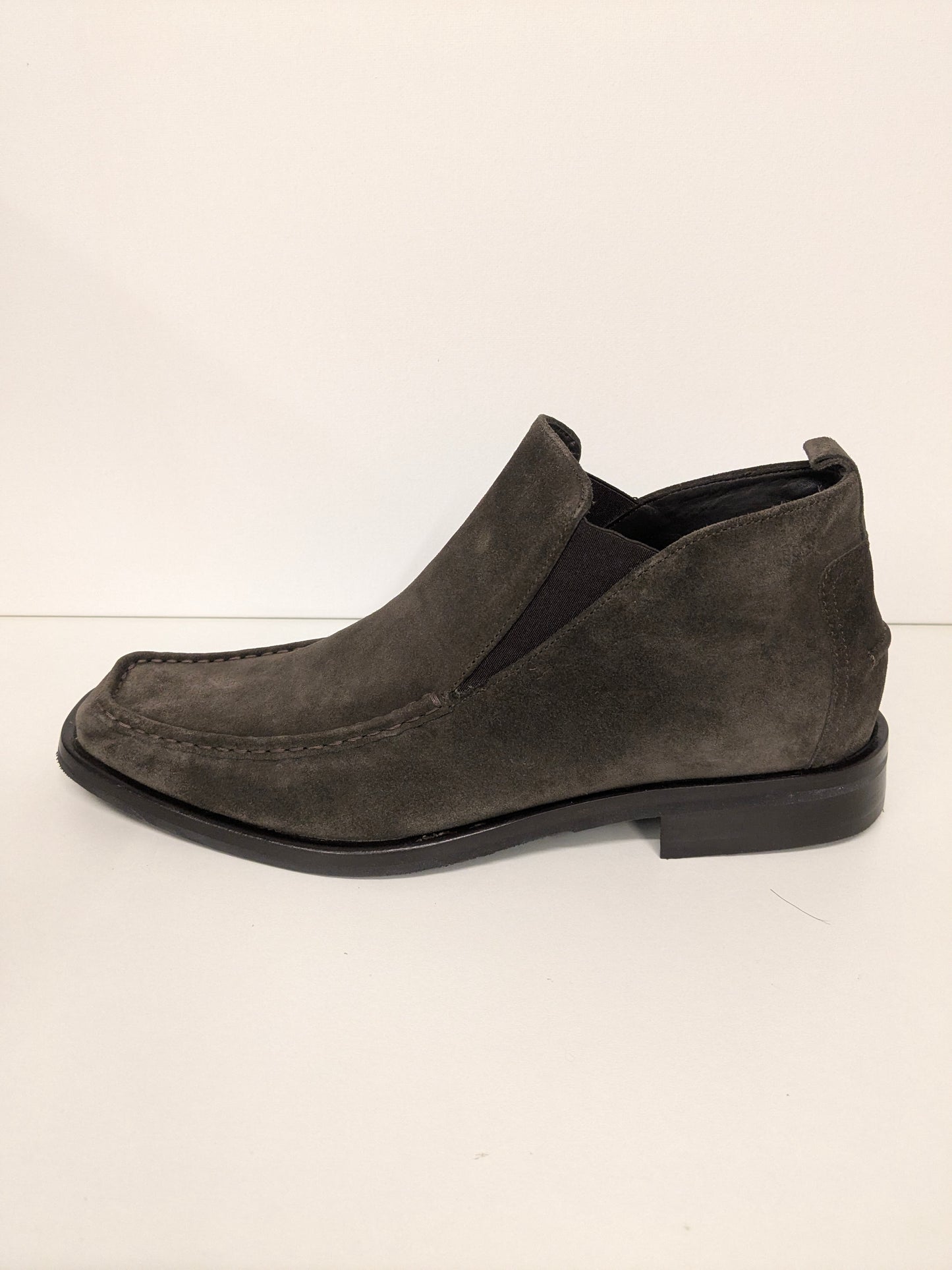 Botas de tobillo de cuero Hugo Boss. Color gris oscuro. Tamaño 42.