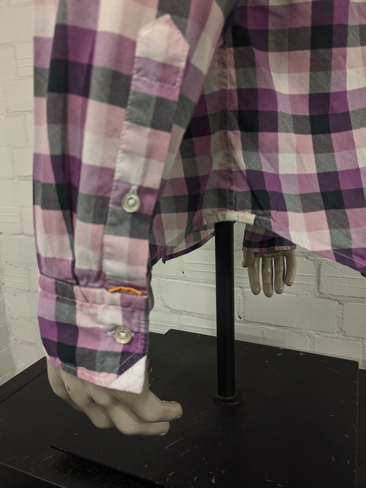 Chemise Orange Boss. Vérinère en noir et blanc violet. Taille xl.