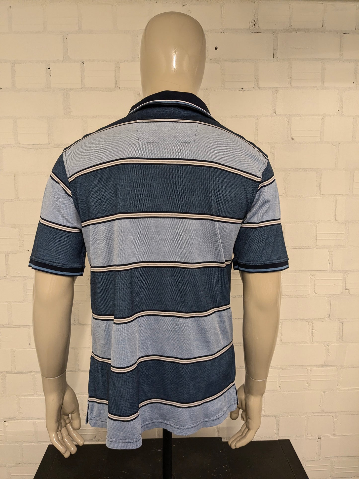 Comandante Polo. Rayas de color gris blanco azul. Tamaño L.