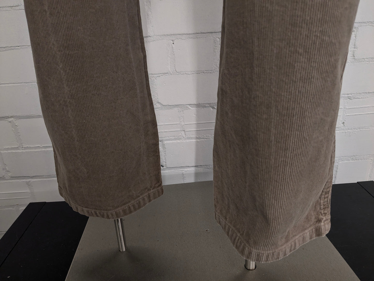 Uniqlo Ribbroek. Hellbraun gefärbt. Größe W35 - L30.