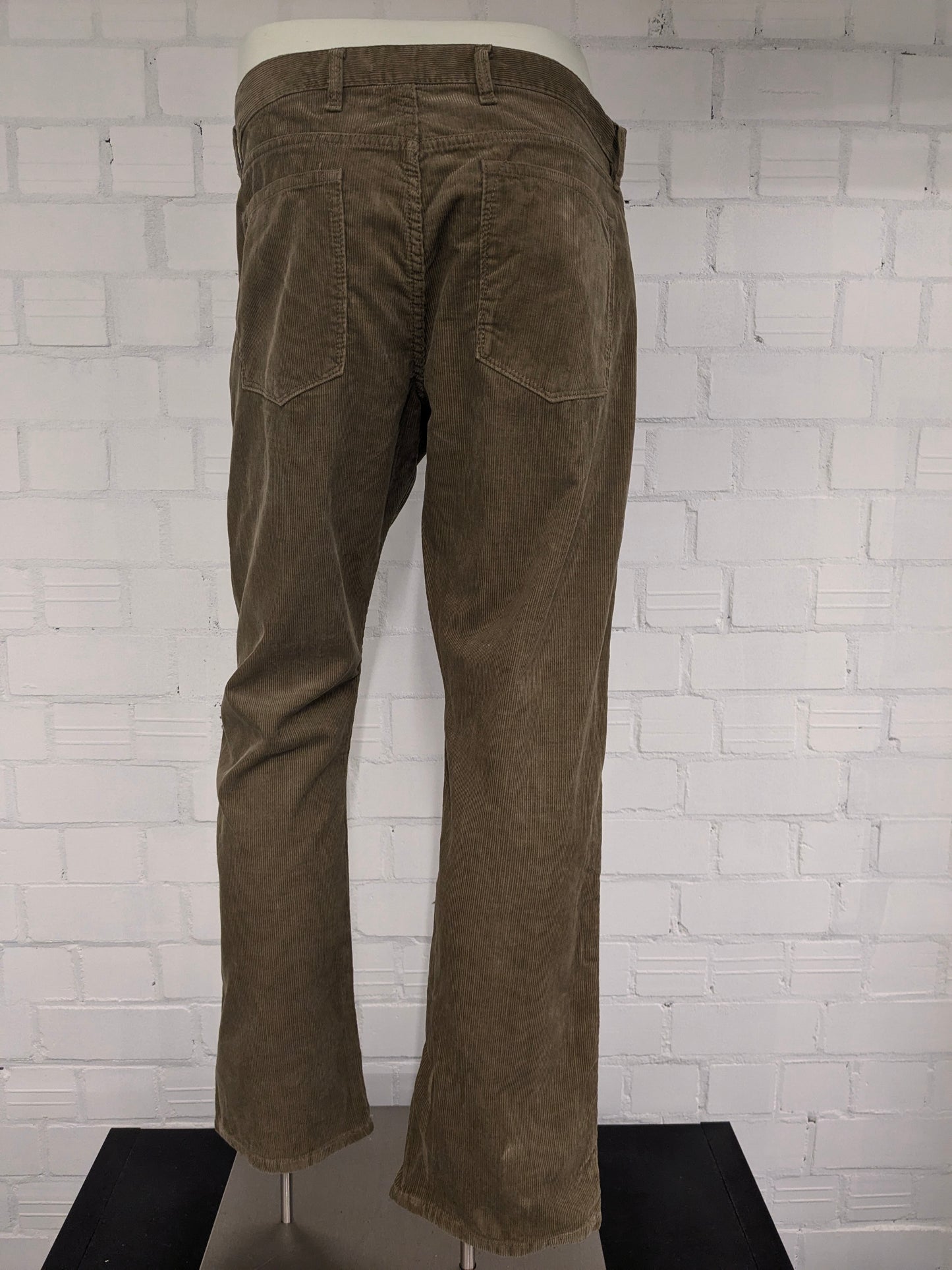 Gap Ribbroek. Colored green. Size W36 - L30.