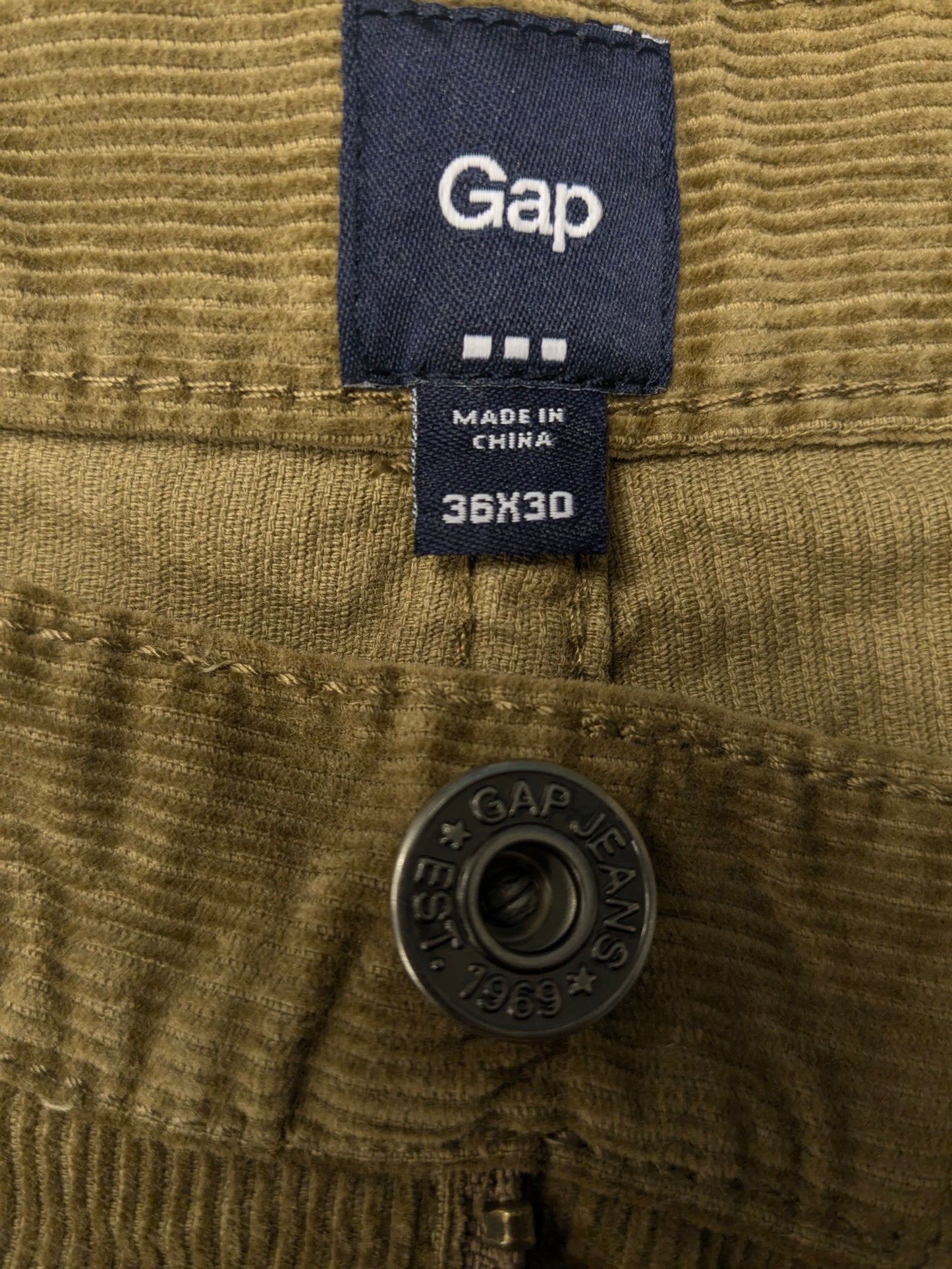 Gap Ribbroek. Colored green. Size W36 - L30.