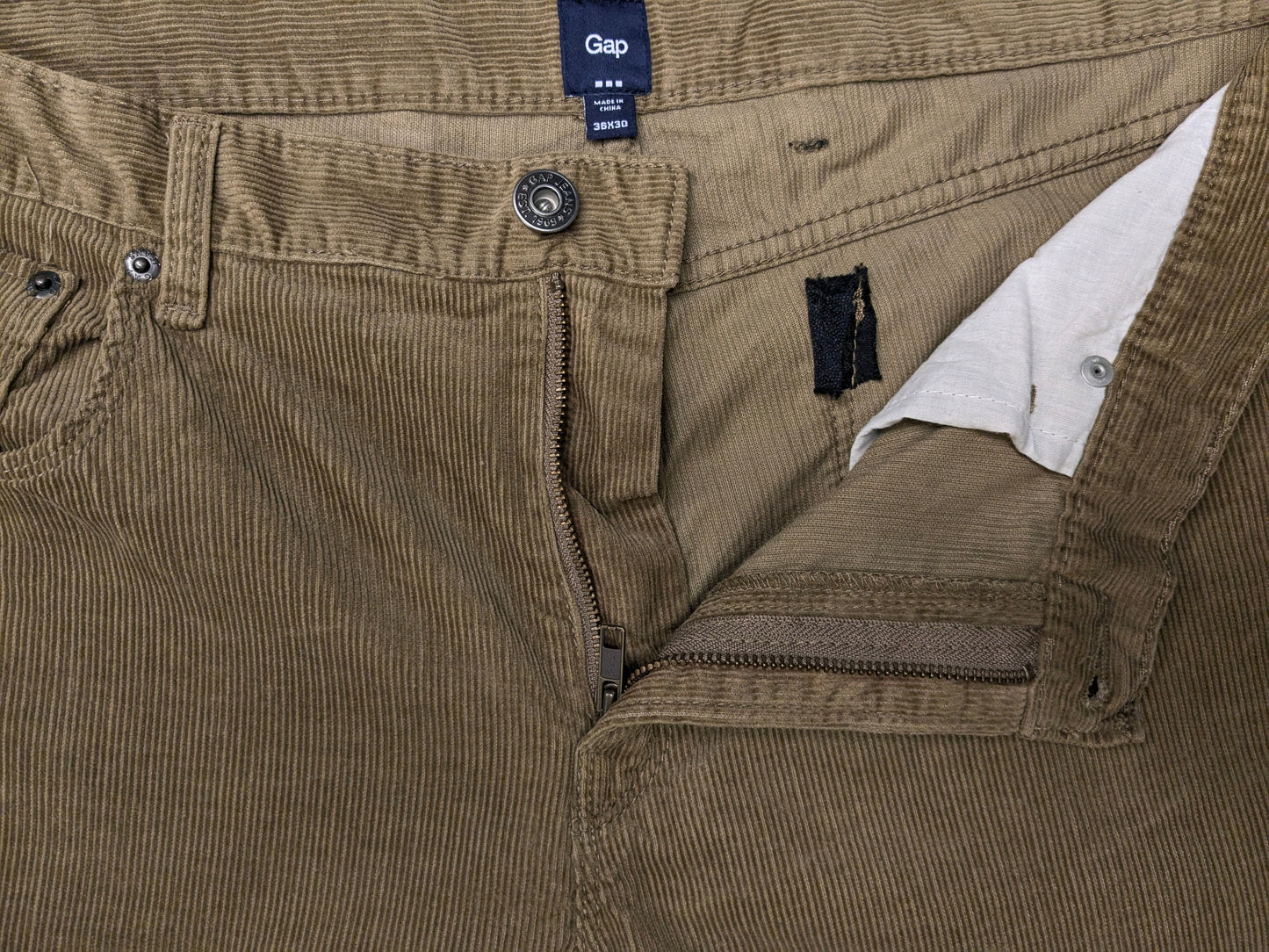 Gap Ribbroek. Colored green. Size W36 - L30.