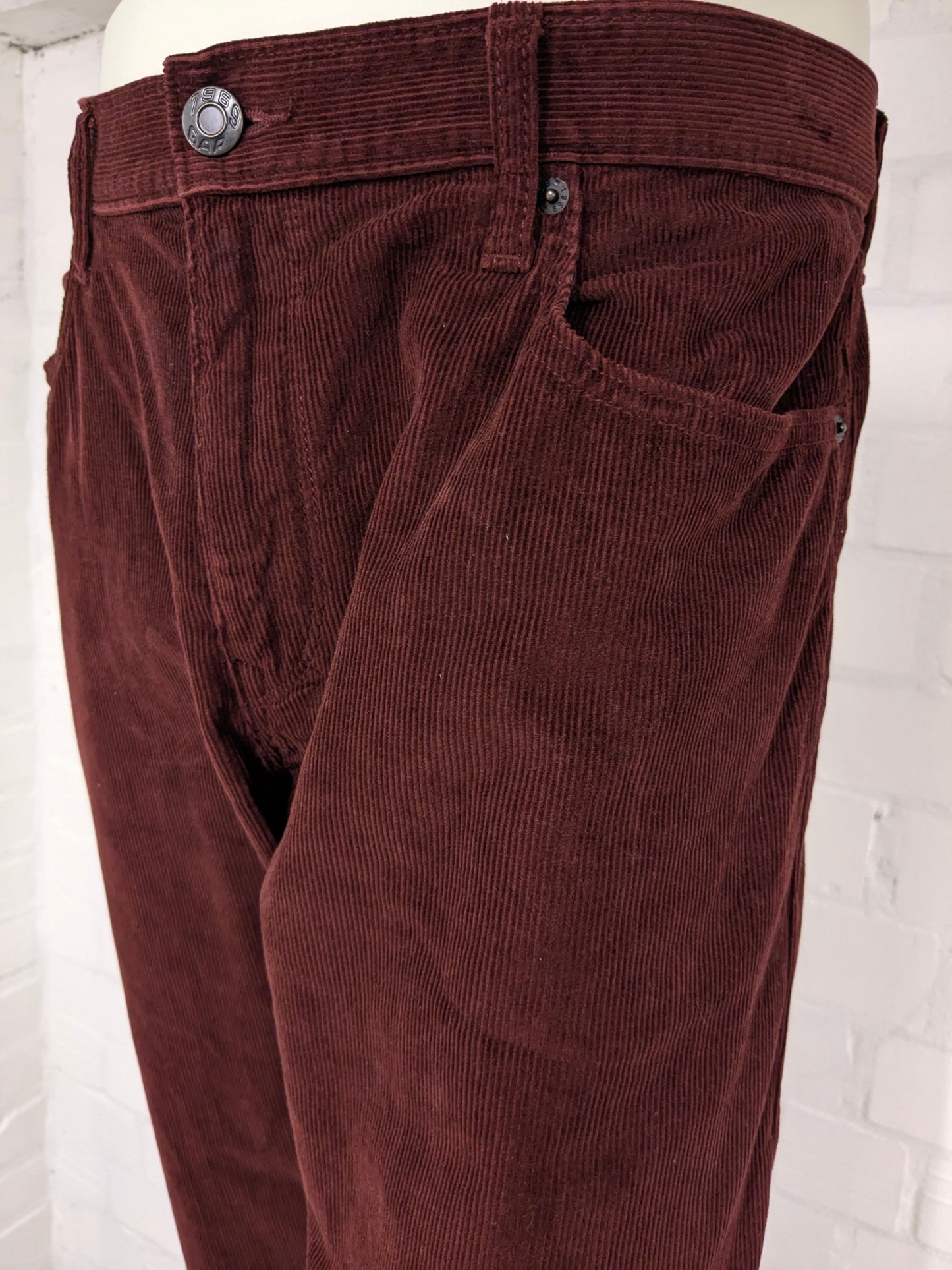 Gap ribbroek brown-red colored. Size W38 - L32. Straight fit.