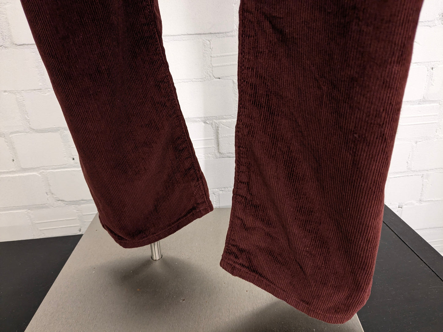 Gap ribbroek brown-red colored. Size W38 - L32. Straight fit.