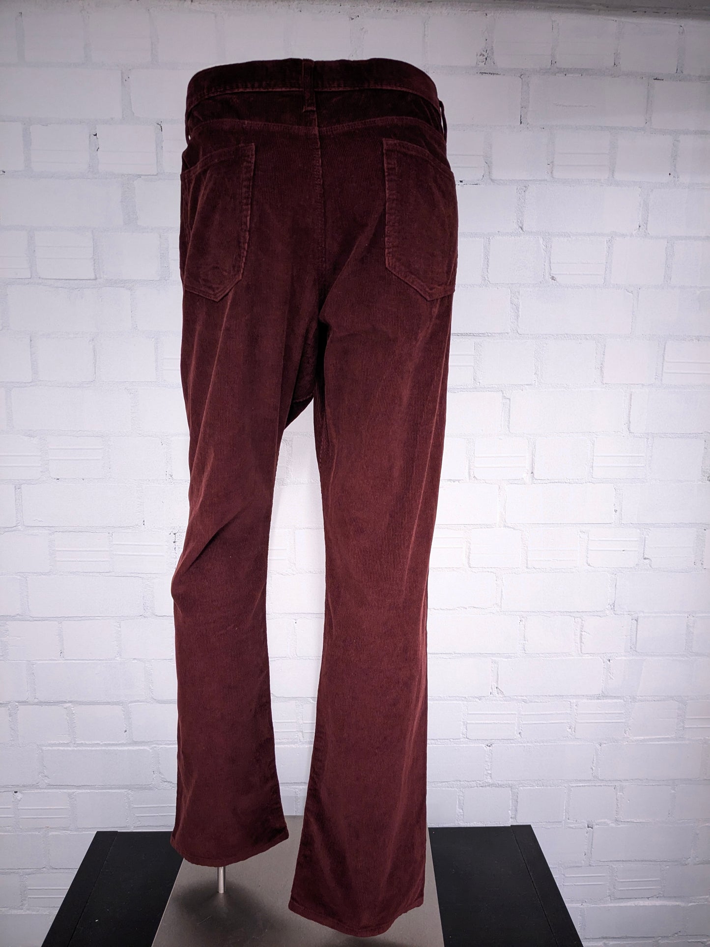 Gap ribbroek brown-red colored. Size W38 - L32. Straight fit.