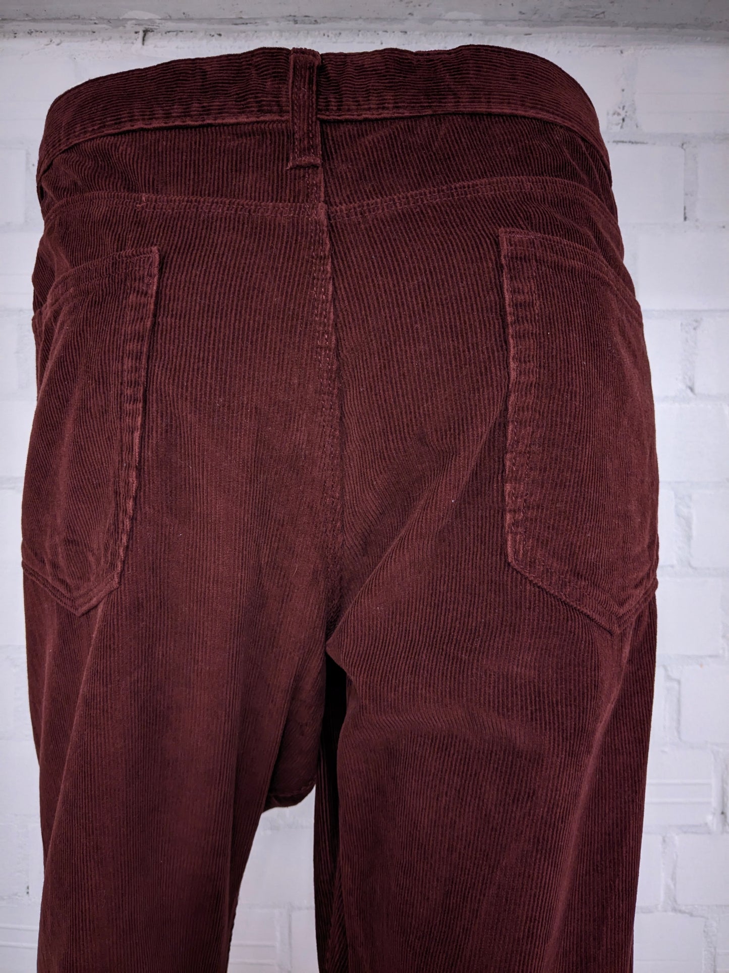 Gap ribbroek brown-red colored. Size W38 - L32. Straight fit.