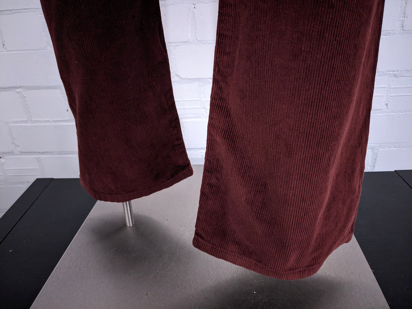 Gap ribbroek brown-red colored. Size W38 - L32. Straight fit.