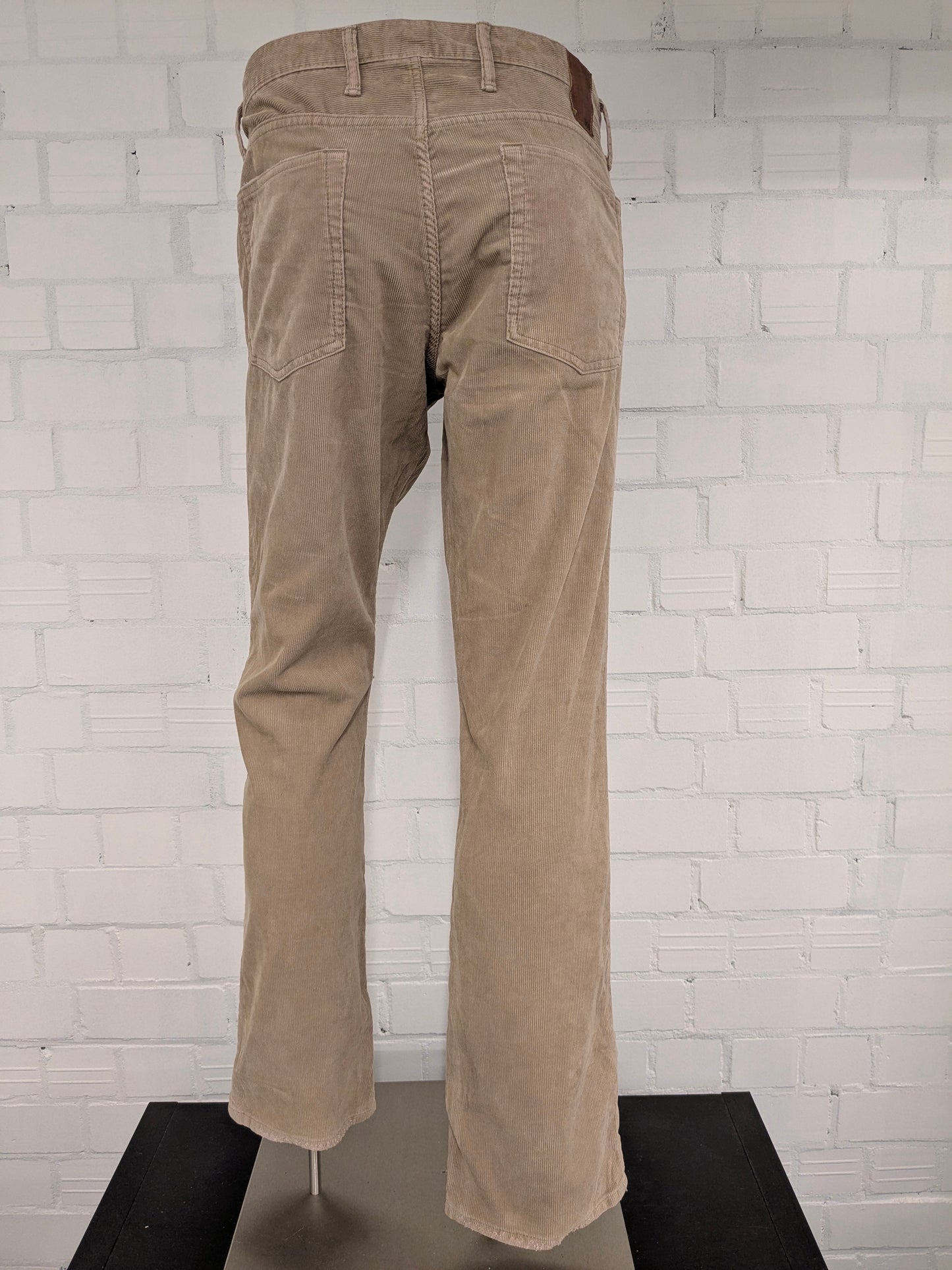 Gap Ribbroek. Light brown colored. Size W36 - L32. Straight fit.