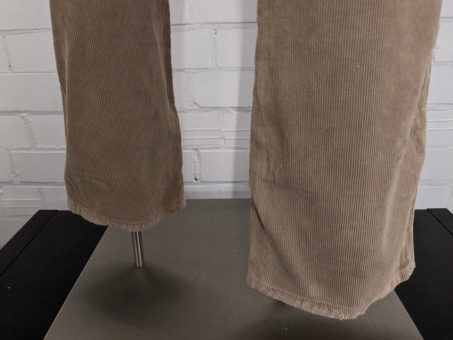 Gap Ribbroek. Light brown colored. Size W36 - L32. Straight fit.