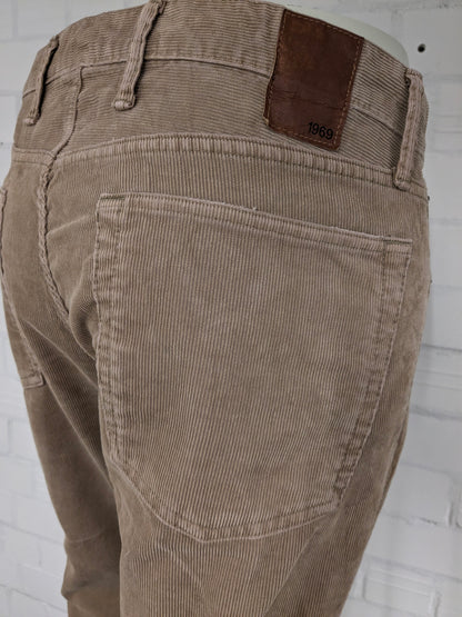 Gap Ribbroek. Light brown colored. Size W36 - L32. Straight fit.