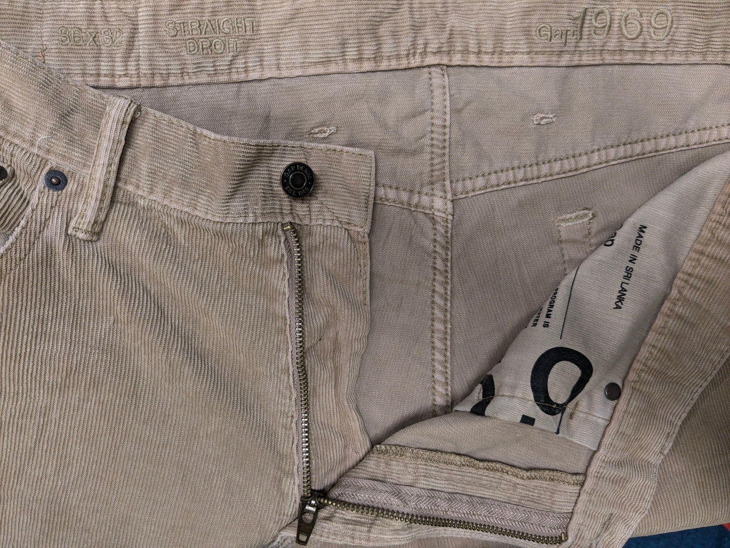 Gap Ribbroek. Light brown colored. Size W36 - L32. Straight fit.