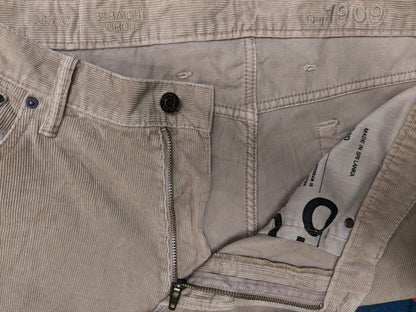 Gap Ribbroek. Light brown colored. Size W36 - L32. Straight fit.