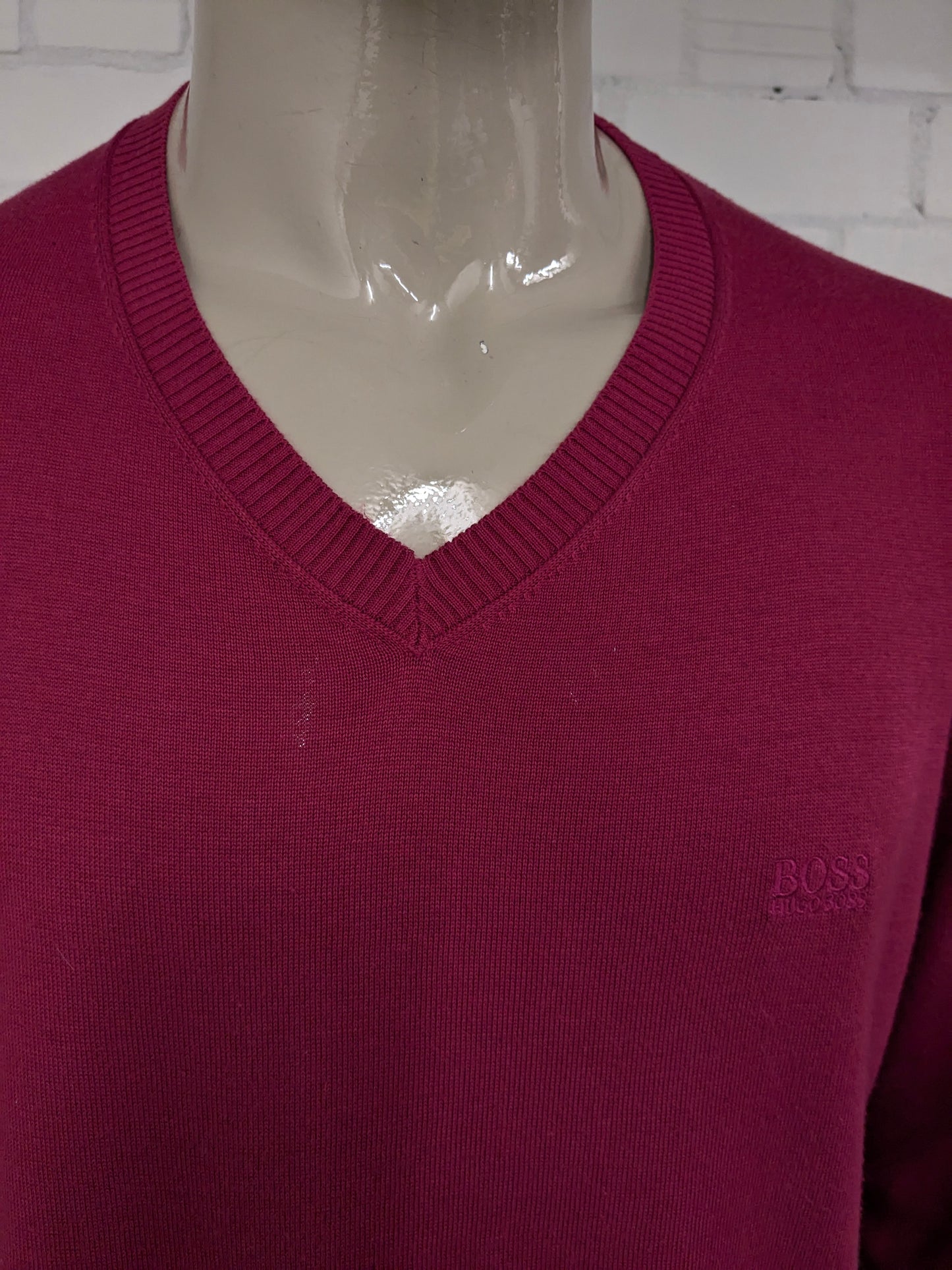 Maglione di cotone Hugo Boss con scollo a V. Colorato rosa scuro. Dimensione 2xl / xxl.