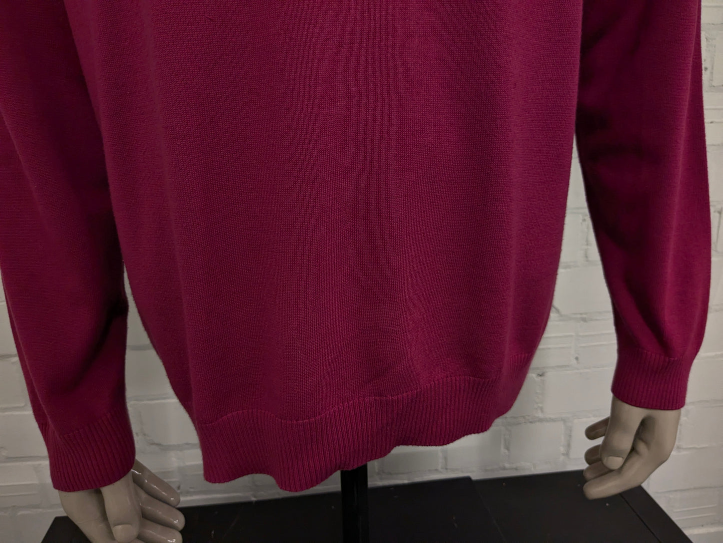 Maglione di cotone Hugo Boss con scollo a V. Colorato rosa scuro. Dimensione 2xl / xxl.