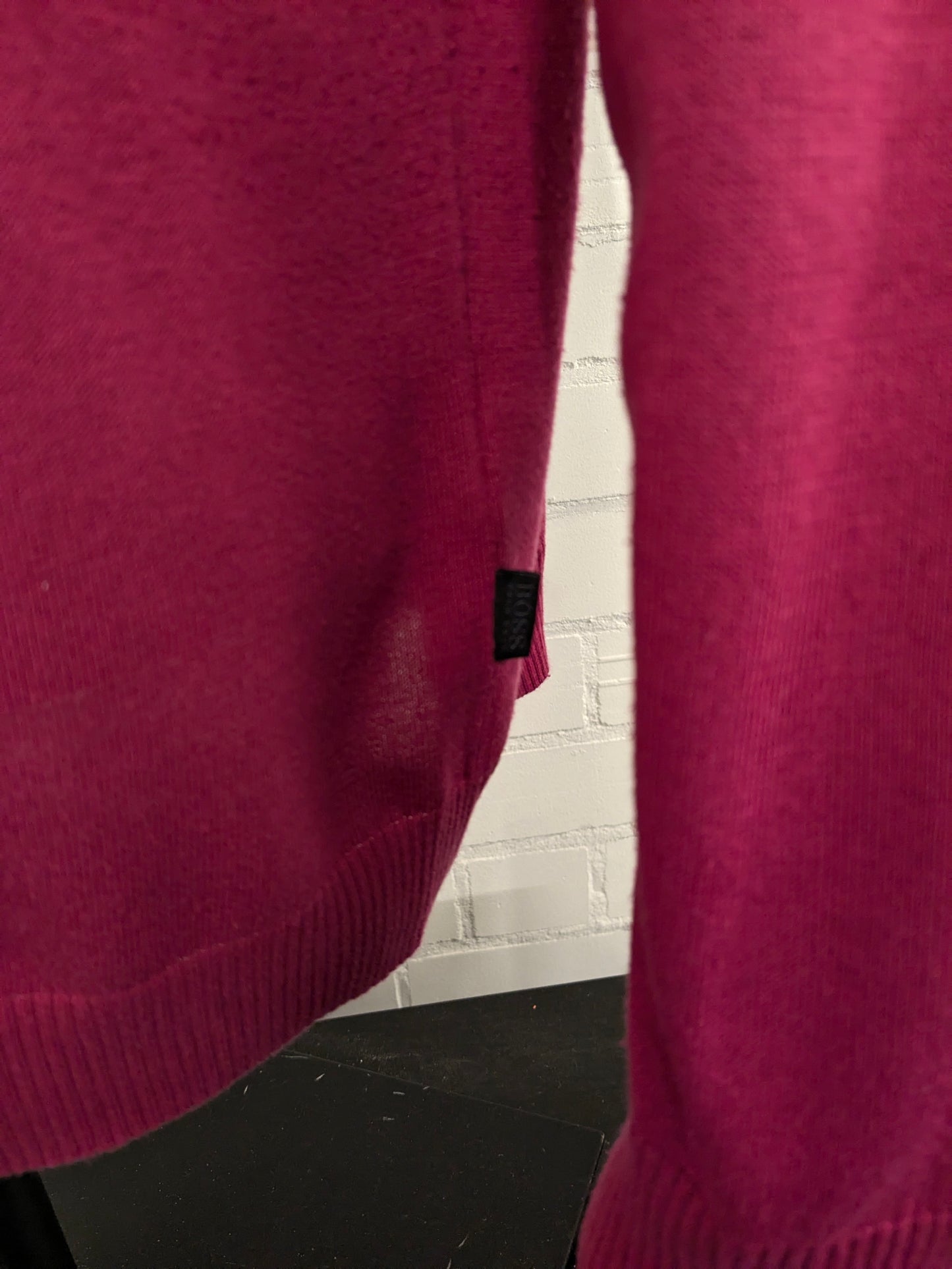 Maglione di cotone Hugo Boss con scollo a V. Colorato rosa scuro. Dimensione 2xl / xxl.