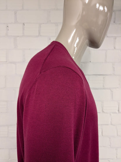 Maglione di cotone Hugo Boss con scollo a V. Colorato rosa scuro. Dimensione 2xl / xxl.