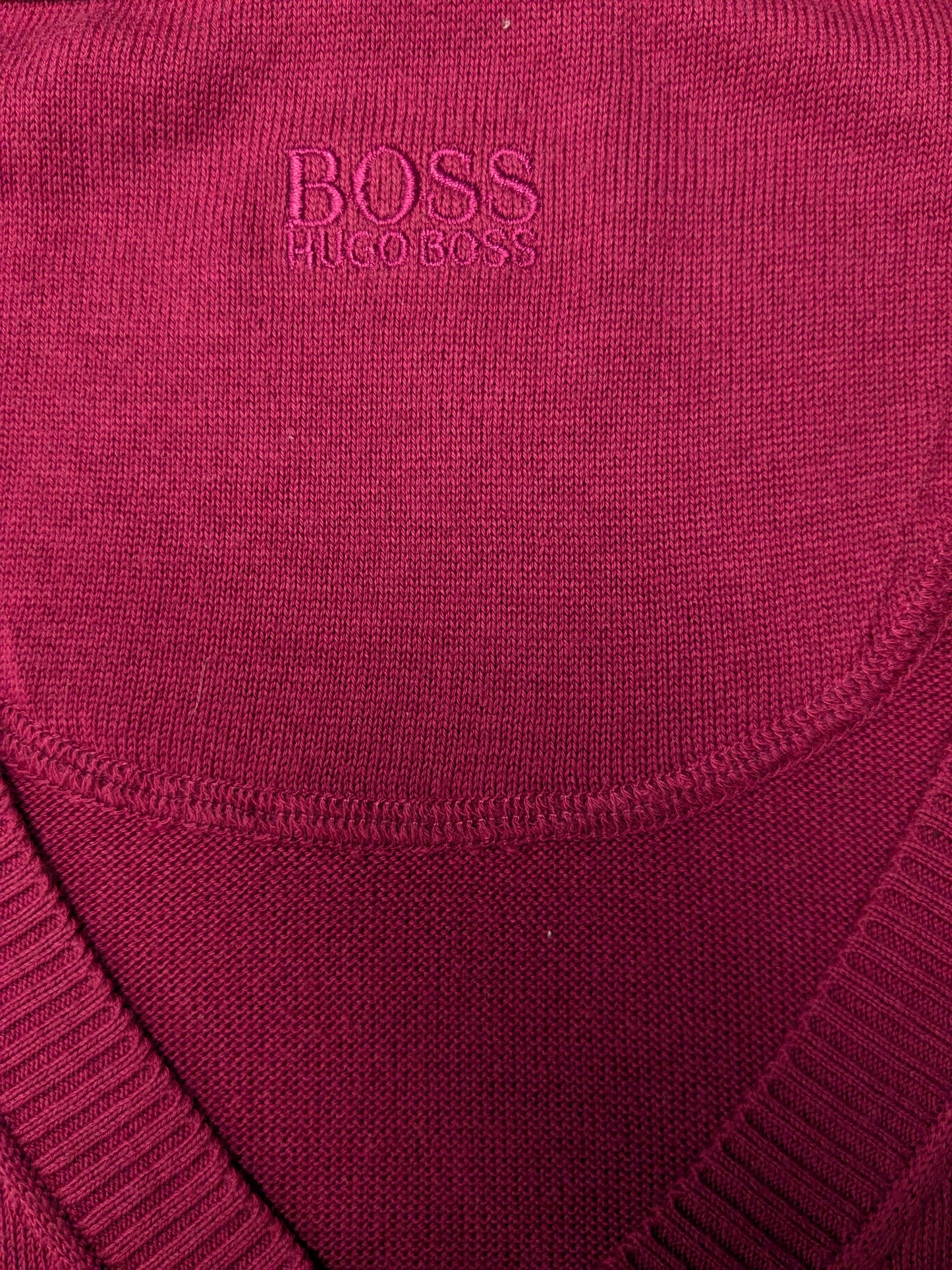 Maglione di cotone Hugo Boss con scollo a V. Colorato rosa scuro. Dimensione 2xl / xxl.