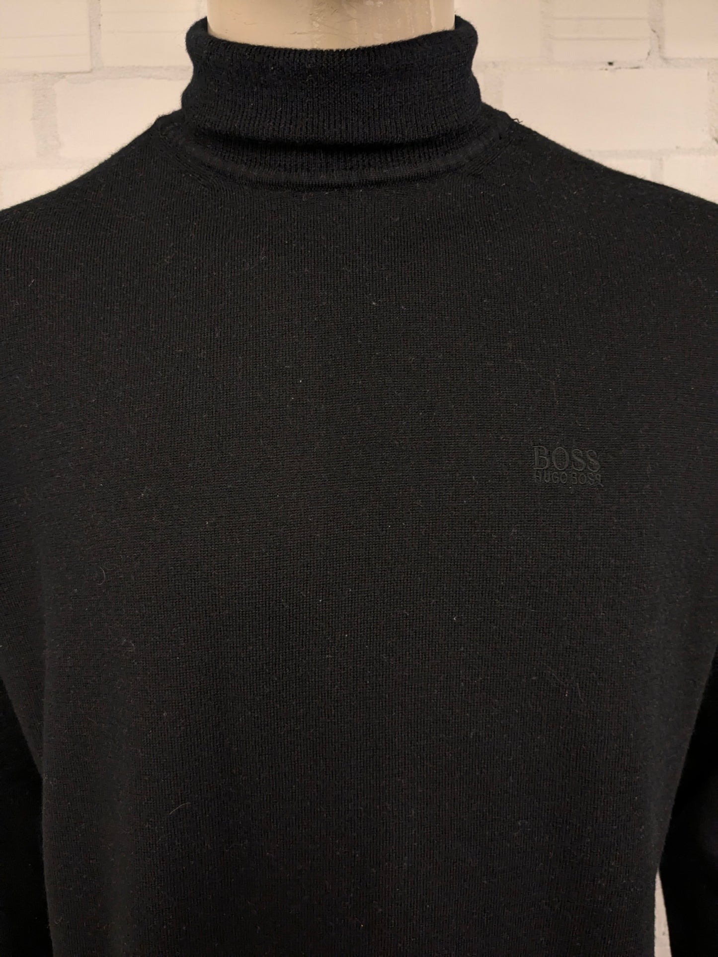 Jefe Hugo Boss Turtleneck. Color negro. Tamaño 3xl / xxxl.